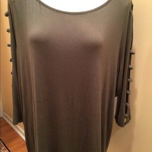 Women’s 3/4 grommet sleeves olive green